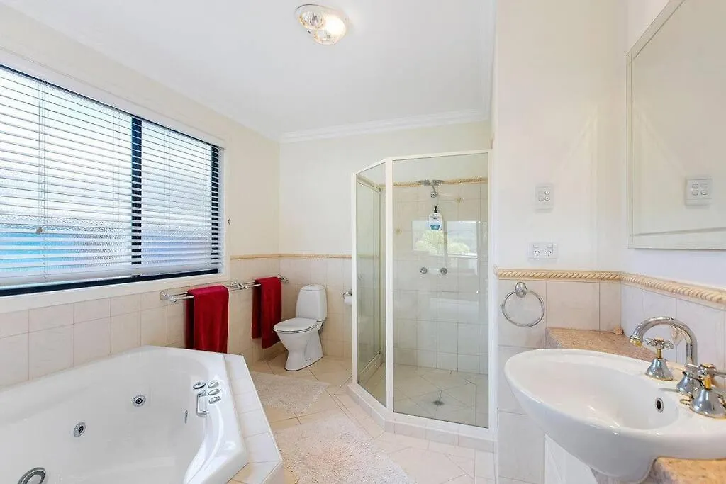 Waterfront, Deep Water Pontoon, Views To Straddie Russell Island Holiday home