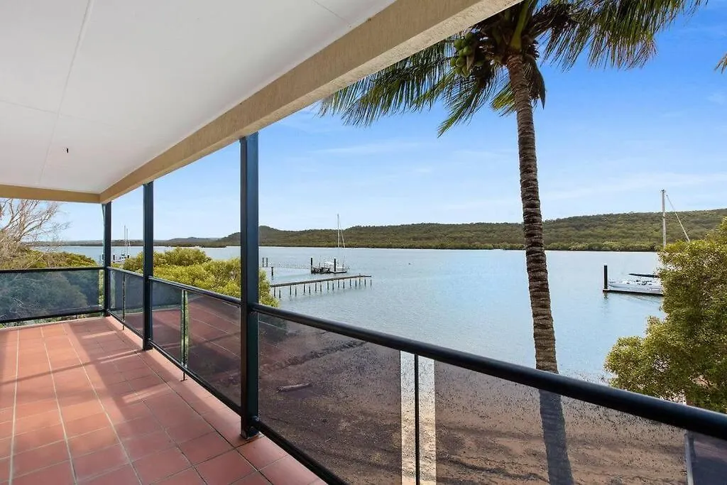 Waterfront, Deep Water Pontoon, Views To Straddie Russell Island Holiday home