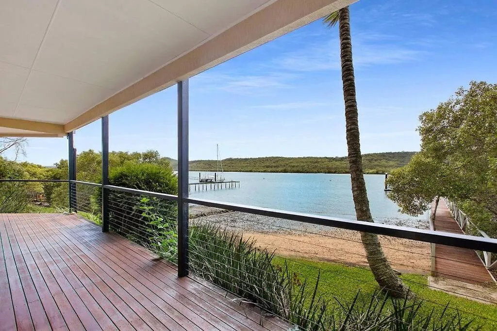 Waterfront, Deep Water Pontoon, Views To Straddie Russell Island Holiday home
