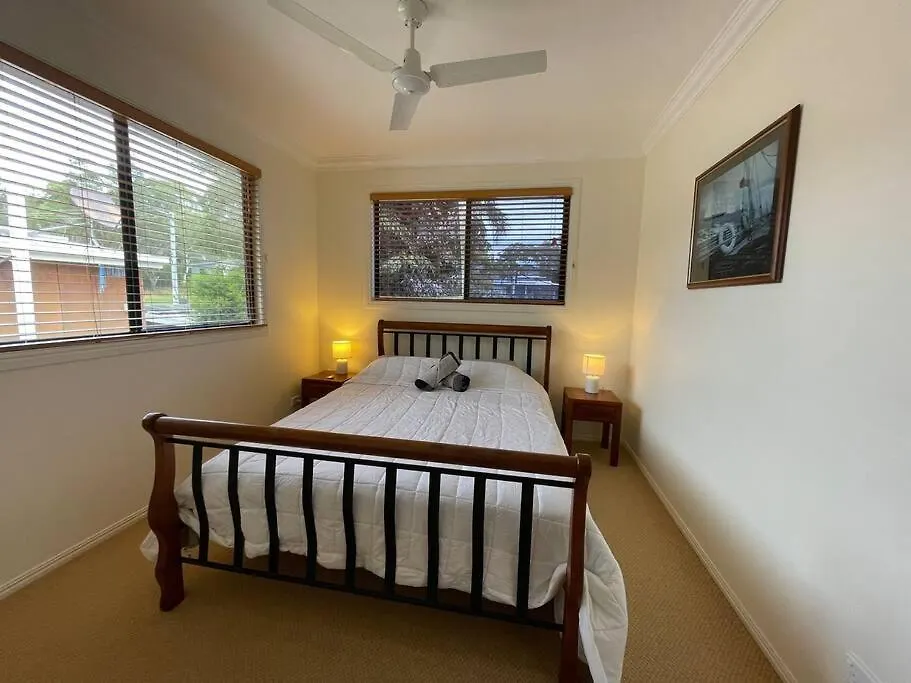 Waterfront, Deep Water Pontoon, Views To Straddie Russell Island Holiday home
