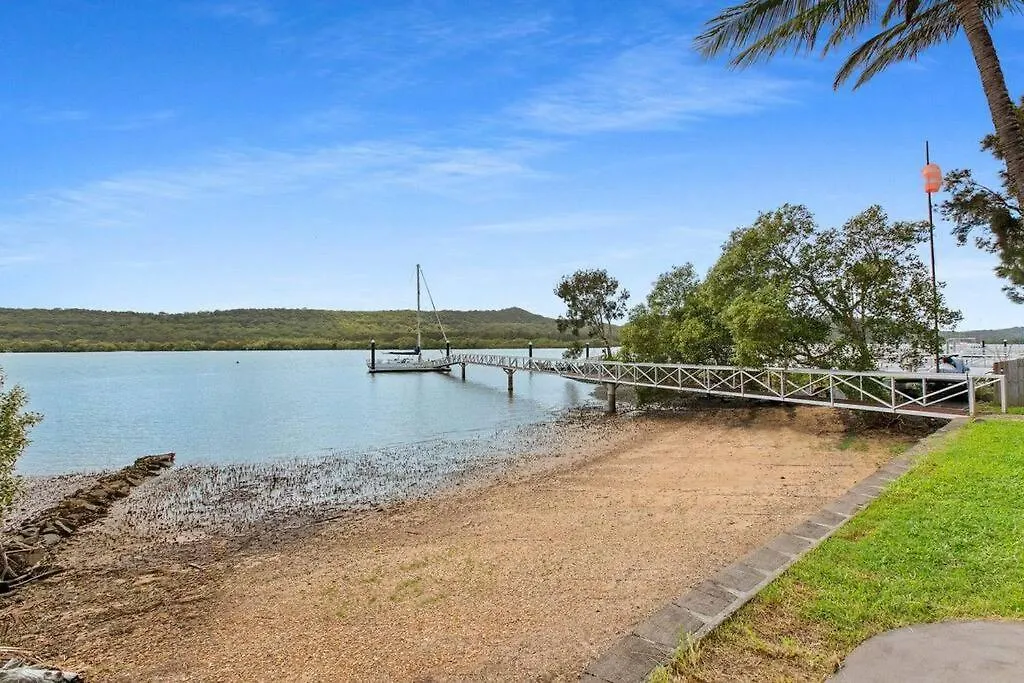 Waterfront, Deep Water Pontoon, Views To Straddie Russell Island Holiday home