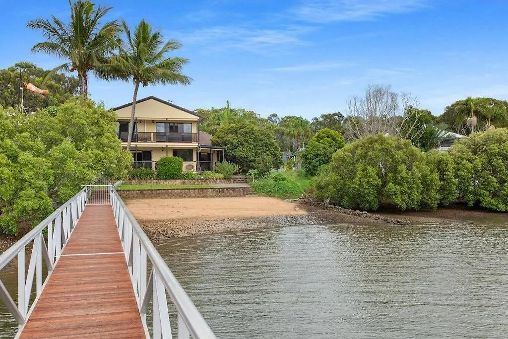 Waterfront, Deep Water Pontoon, Views To Straddie Russell Island